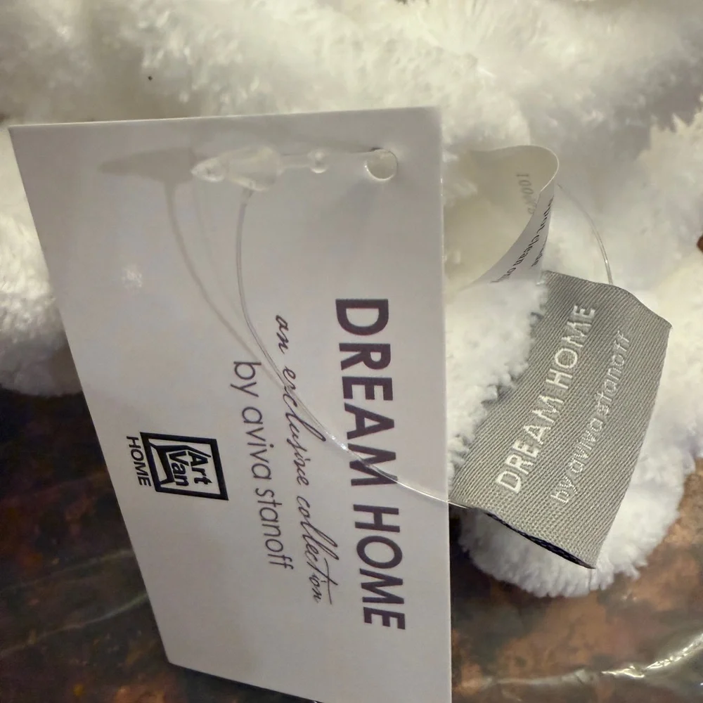 NWT Aviva Stanoff Marshmallow Throw 50 x 70 Luxe White/Ivory Super Soft MSPR 275 - Picture 3 of 3